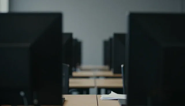 企业运营中策划选型建议的两种做法对比